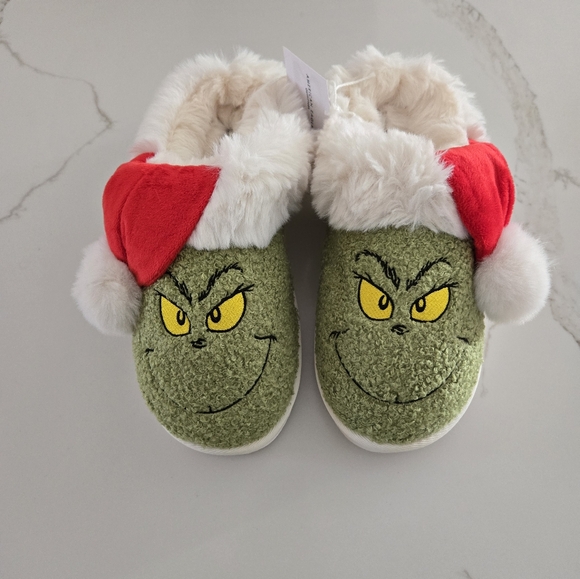 NWT American Eagle Outfitters Green and Red Grinch Slippers - Picture 1 of 8
